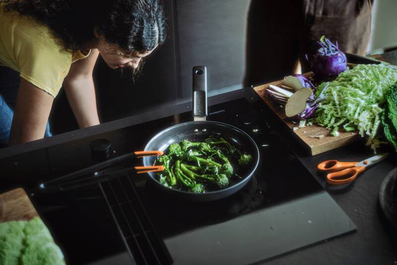 Pánev Fiskars Hard Face 24 cm